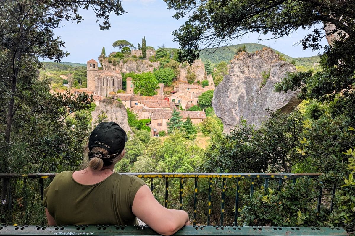 vue sur le village de moureze depuis le sentier des courtinals dans le cirque de moureze