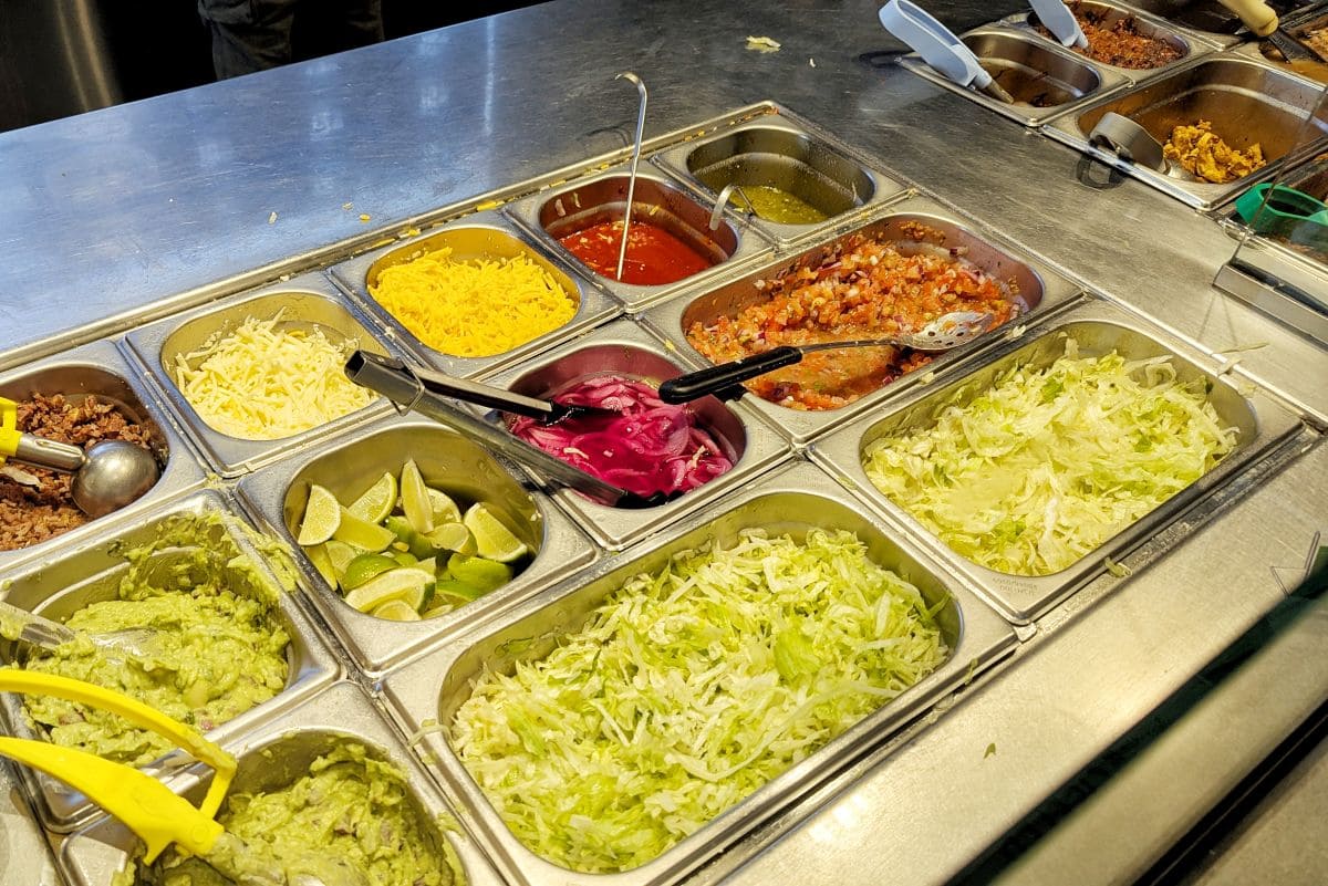 restaurant nachos neuilly ingredients fait maison presentes dans comptoir de service