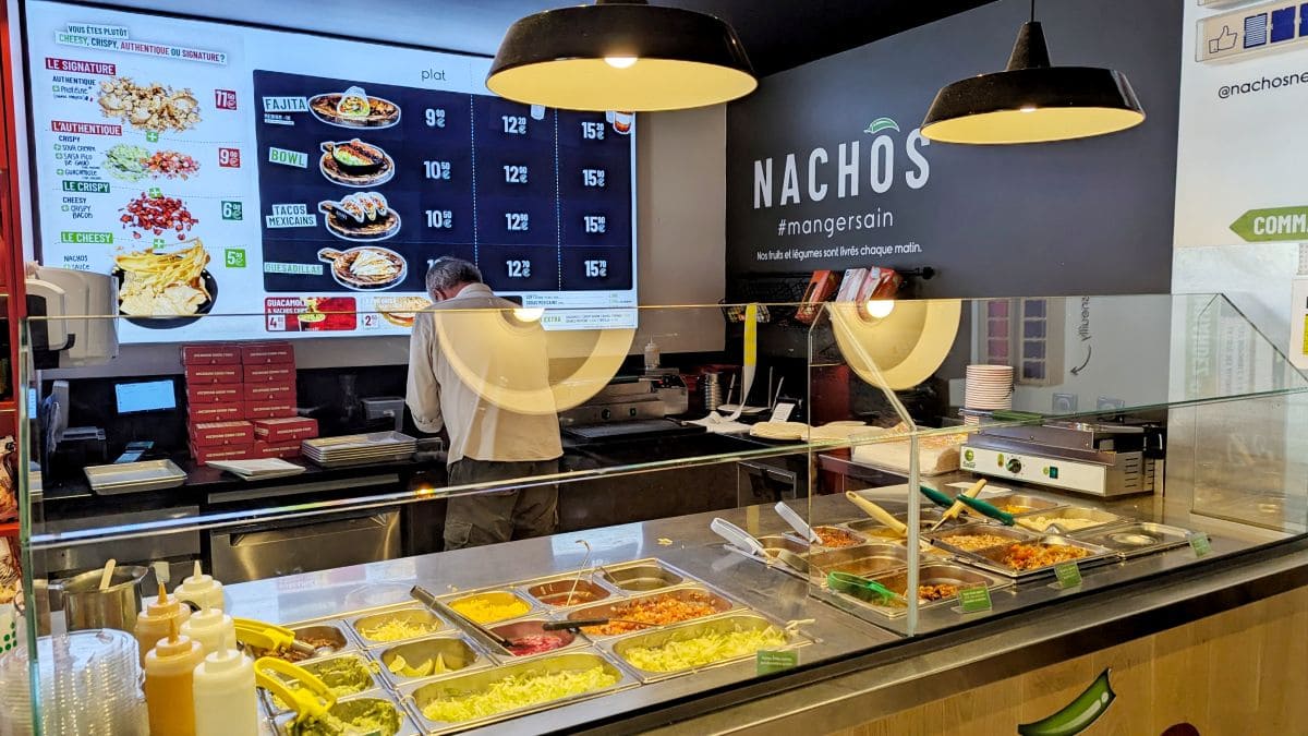vue sur le comptoir du restaurant nachos a neuilly sur seine 92