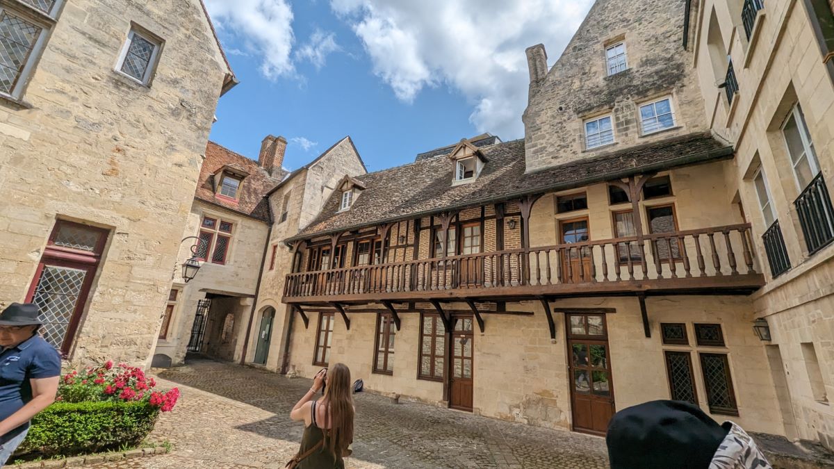 visiter laon et la cour du dauphin dans l aisne