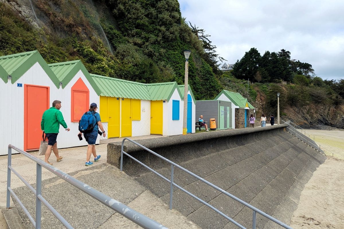 plade de l avant port a binic etables sur mer et ses cabanons de plage colores