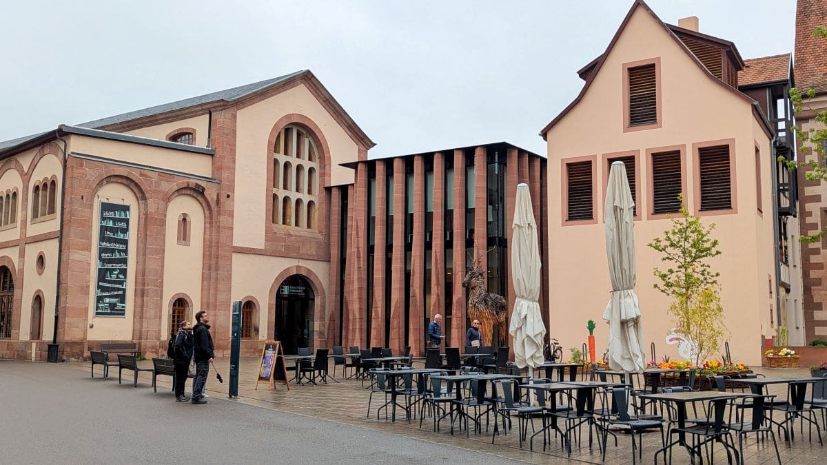 exterieur de la bibliotheque humaniste de selestat vue depuis la rue du sel