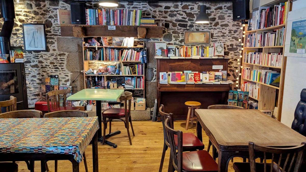 salle interieur cafe librairie le tagarin binic etables sur mer 