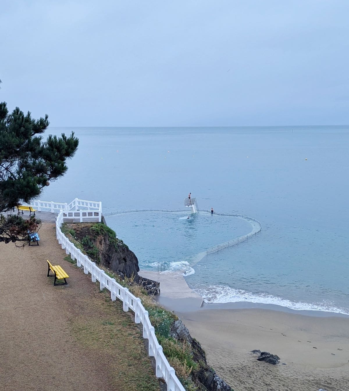 vue sur la piscine d eau de mer de saint quay portrieux le soir