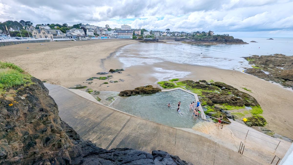 vue sur la plage du casino en Bretagne a saint quay portrieux
