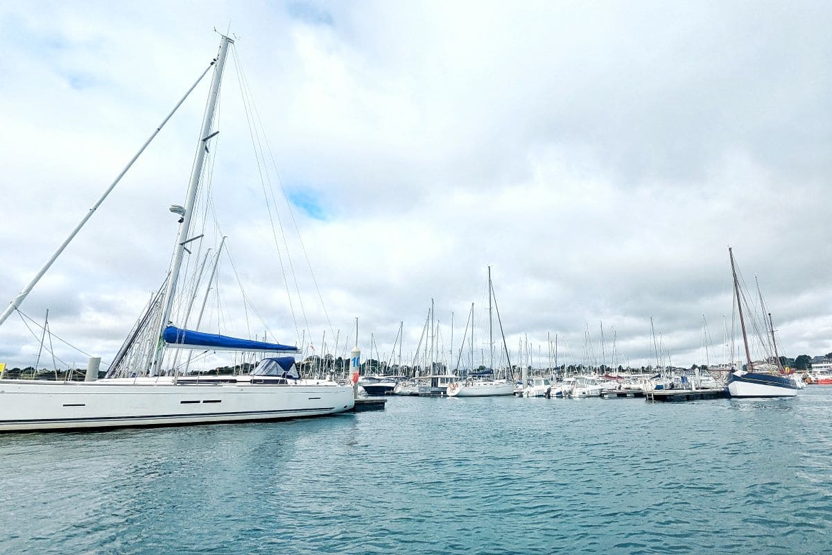 bateaux de plaisance dans le port d armor a saint quay portrieux en Bretagne