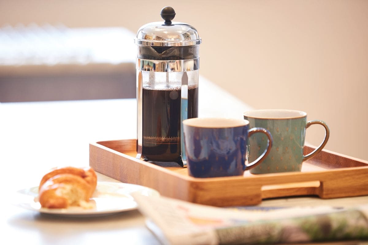 cafe en cours d infusion pour un couple