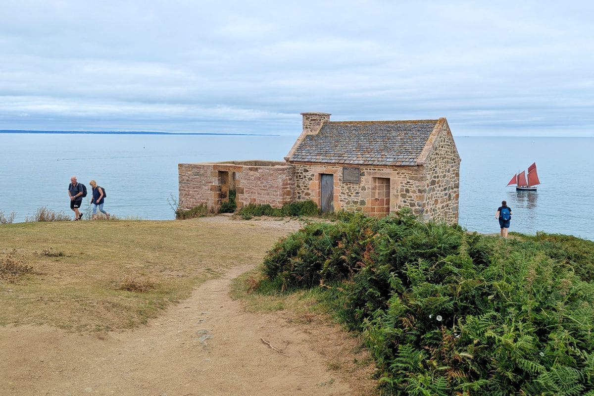 corps de garde de la guette sur promenade de la guette a pleneuf val andre
