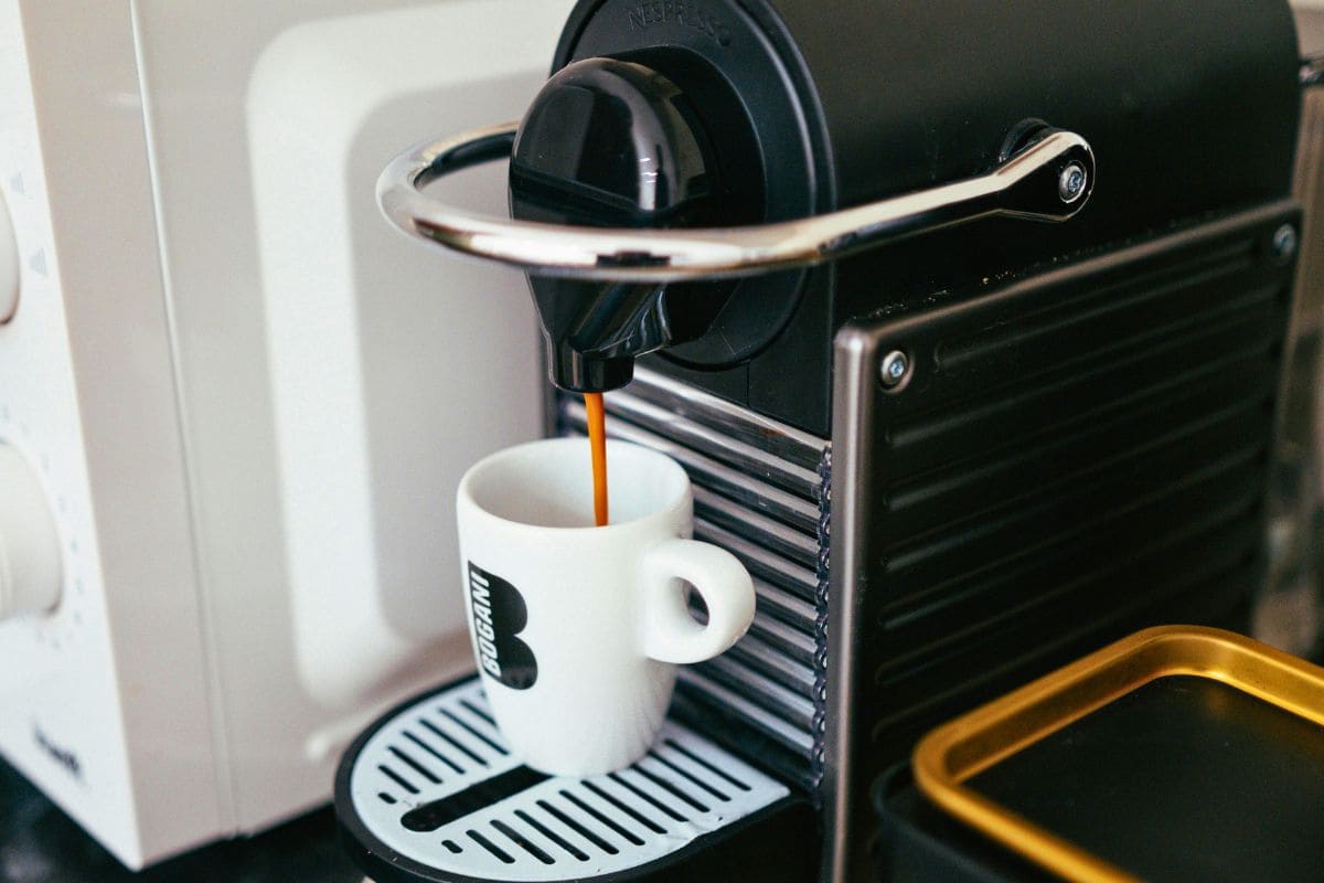 machine a cafe type nespresso en cours d utilisation