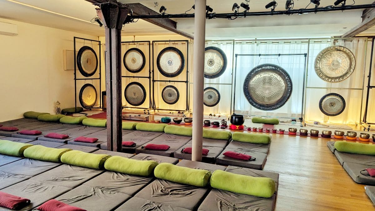 Gong Bath, mieux qu’un massage ? Les bienfaits bluffants de la sonothérapie gong bath seance de sonotherapie chez zen and sounds paris