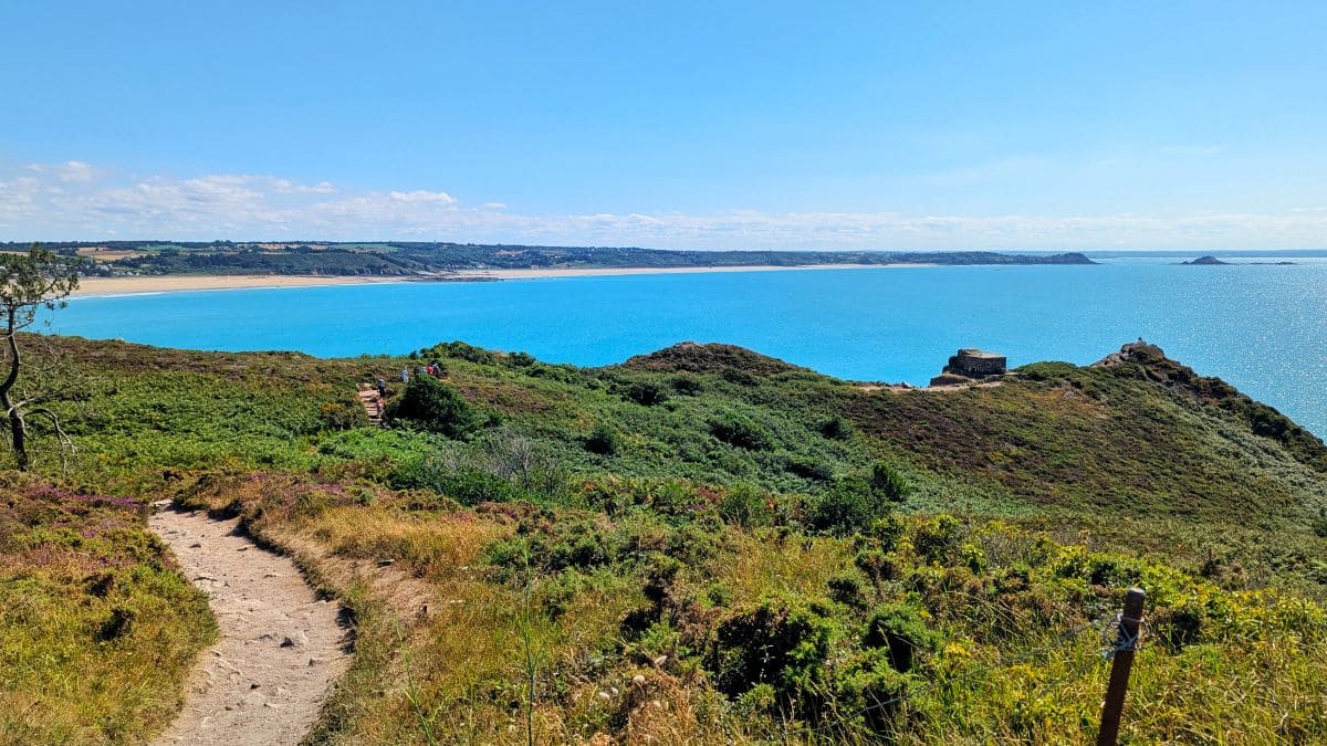 sur le sentier des douaniers GR34 à erquy en bretagne