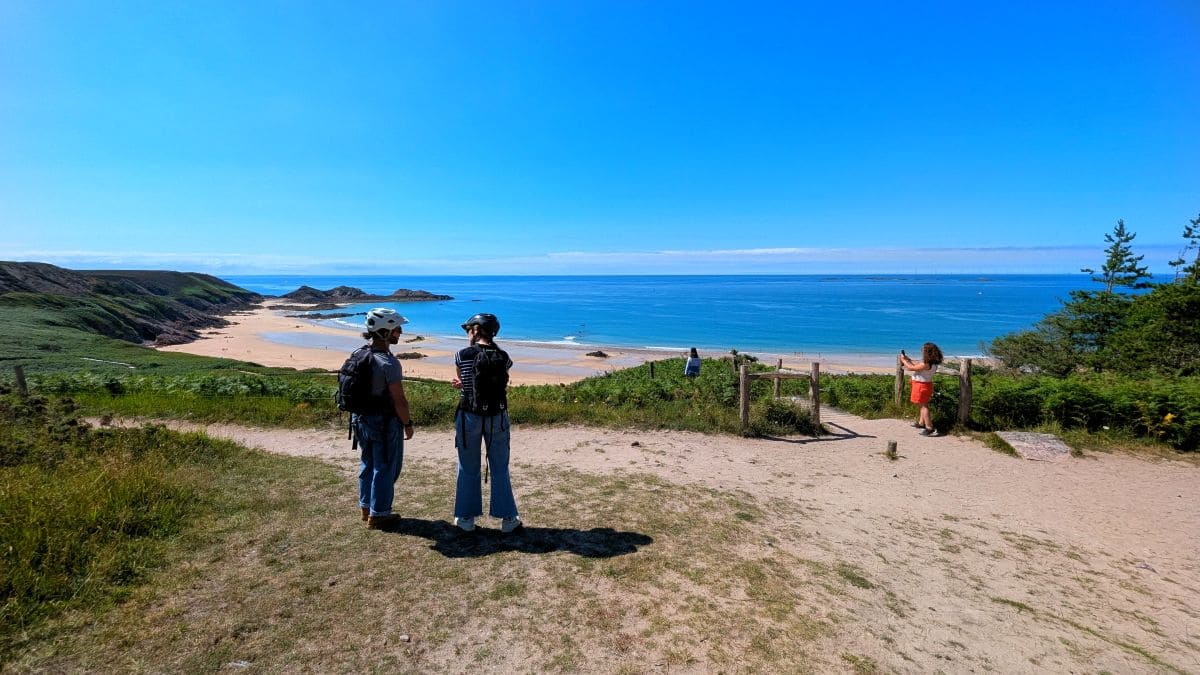 Guide et materiel pendant balade guidee trottinette erquy avec globetrotters bzh