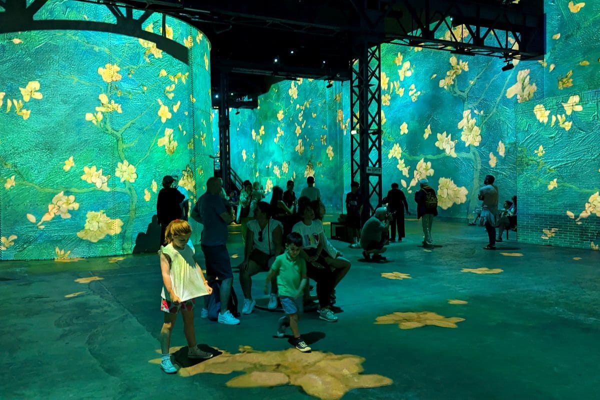 enfants a l atelier des lumieres