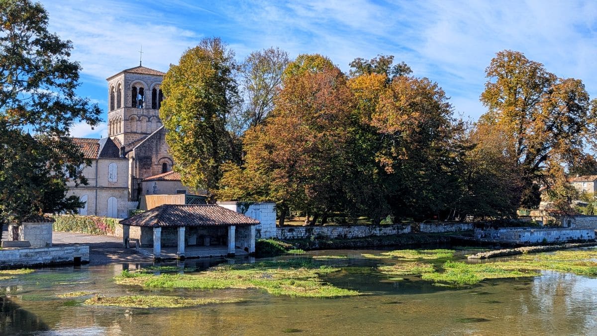 eglise romane saint cybard de magnac et lavoir au pied