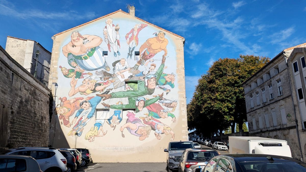 circuit des murs peints a angouleme oeuvre le cosmos d uderzo