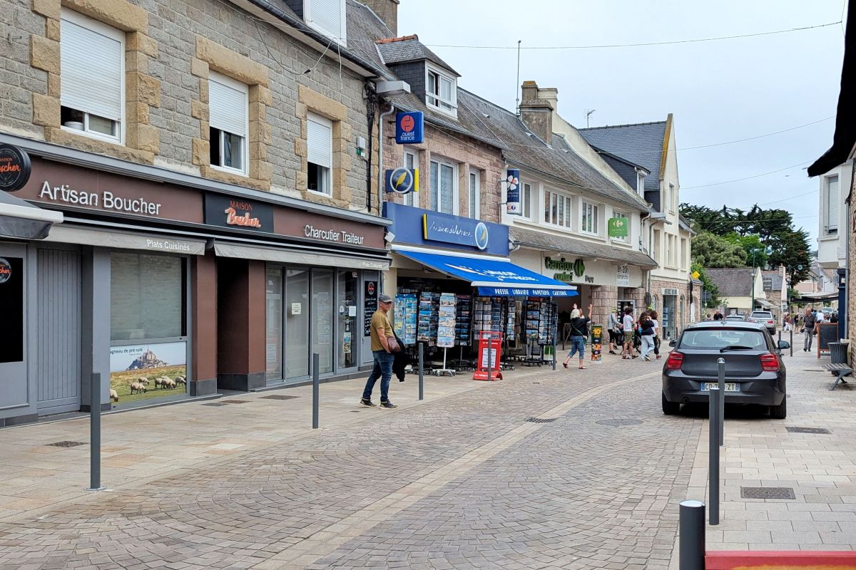 dans les rues de la ville d erquy en bretagne