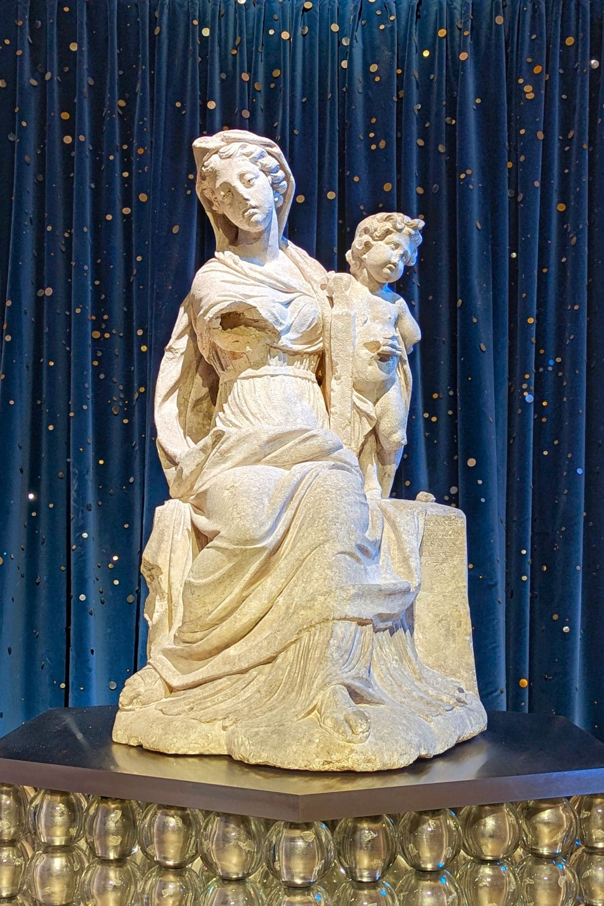 statue vierge a l enfant dans salle du lapidaire du tresor de la cathedrale d angouleme