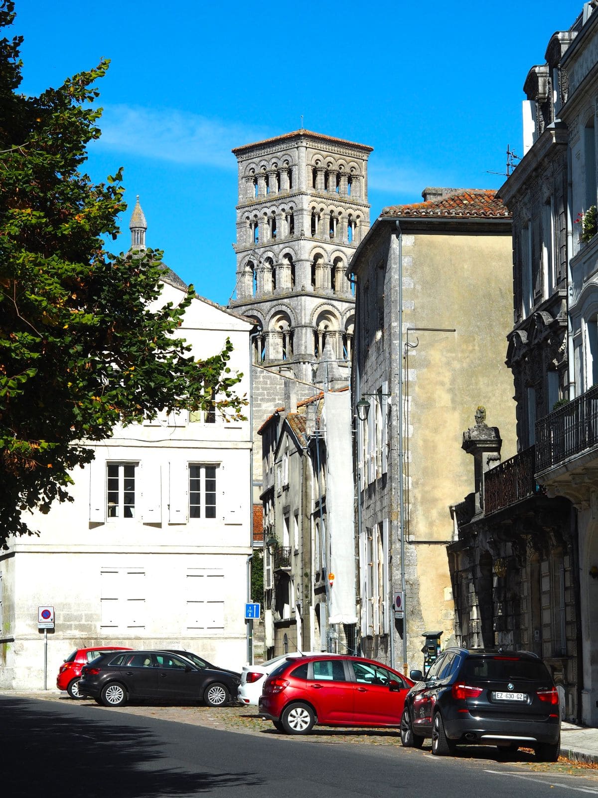 tour de la cathedrale saint pierre d angouleme