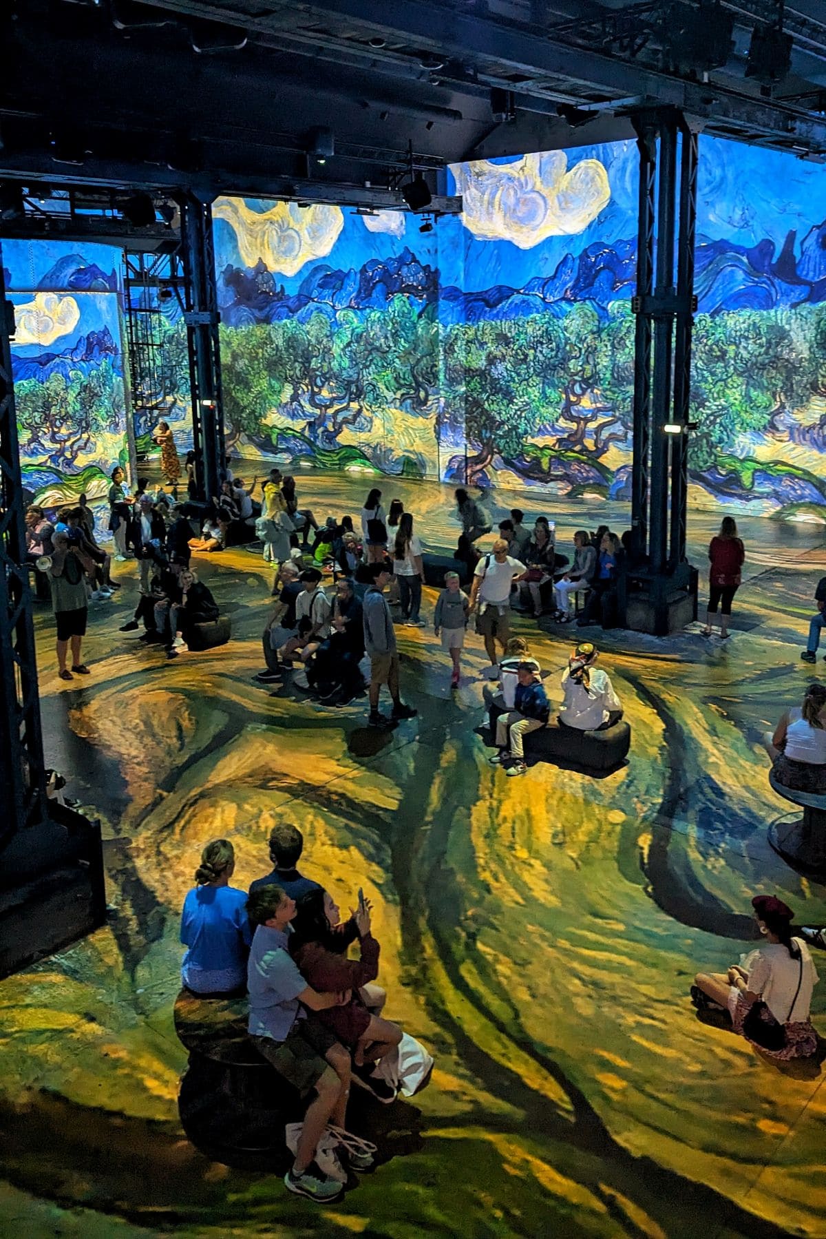 atelier des lumieres vue depuis l escalier
