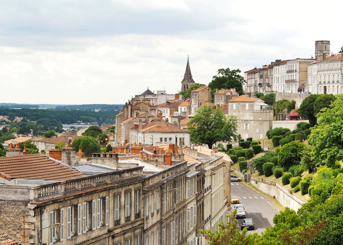 vue sur la vallee depuis le planteau d angouleme