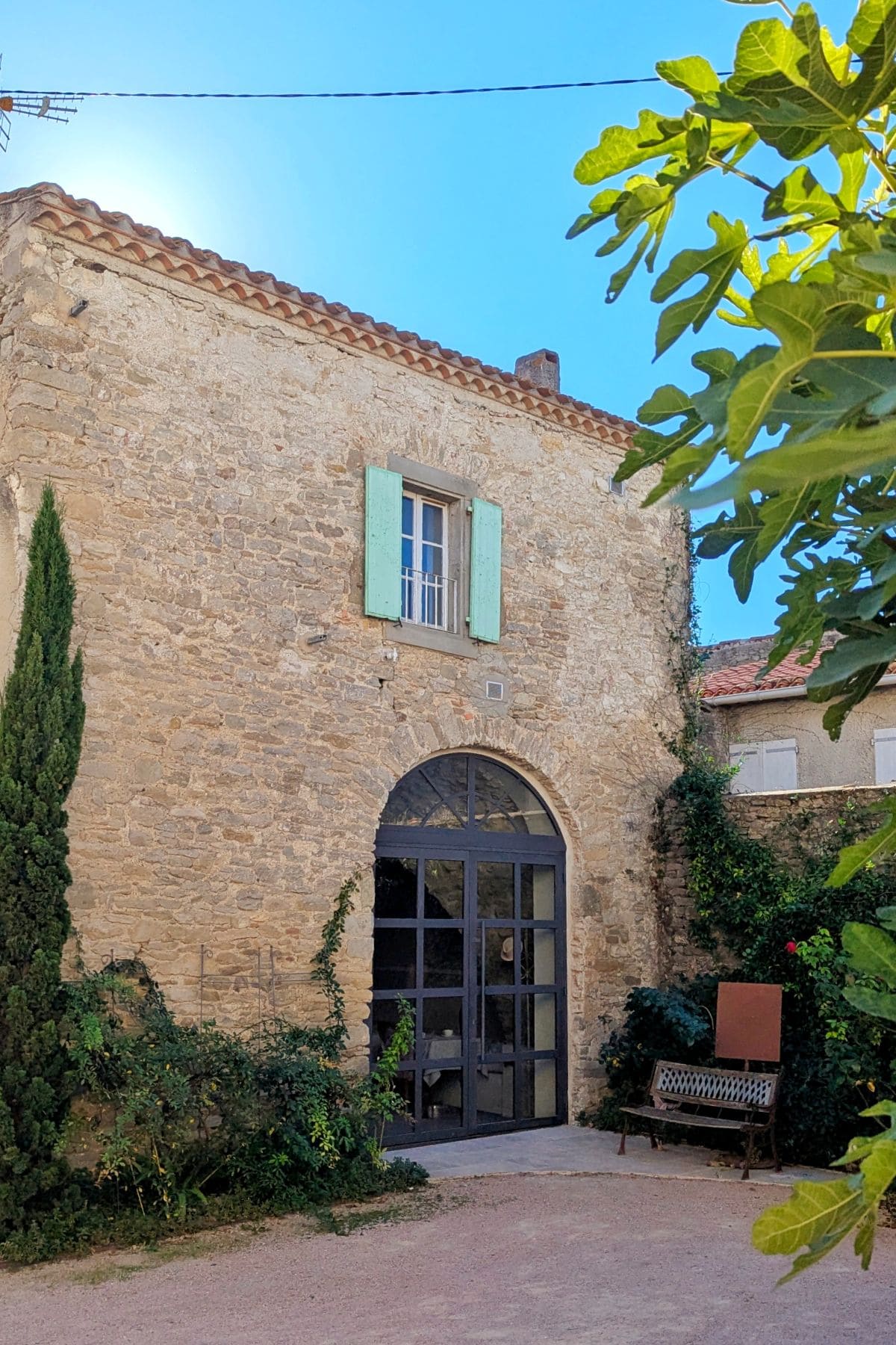 exterieur salle petit dejeuner du chateau de siran
