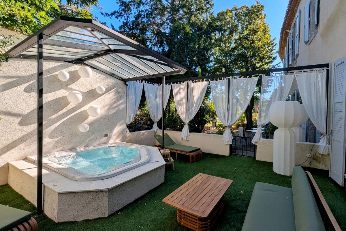 jacuzzi exterieur au chateau de siran