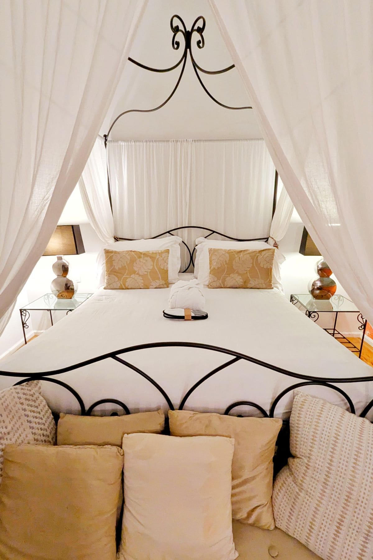 lit confortable de l hotel du chateau de siran herault