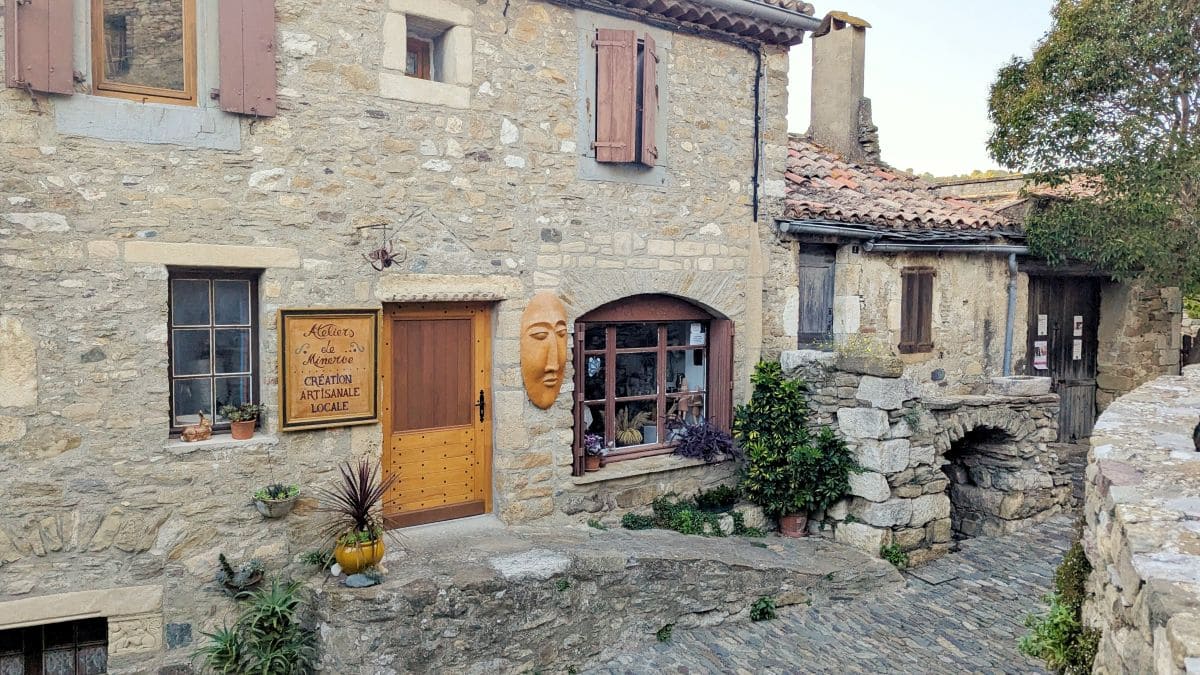 balade dans les ruelles du village medieval de minerve
