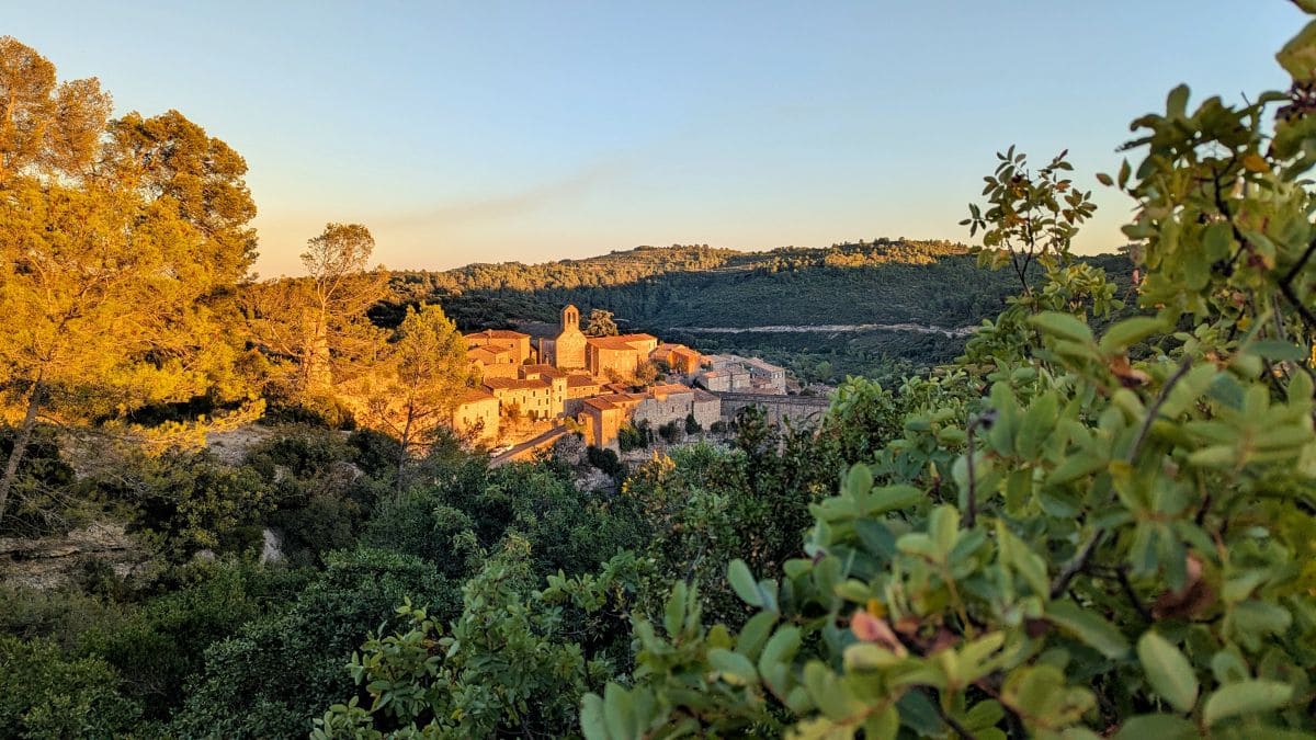 vue du village de minerve au soleil couchant
