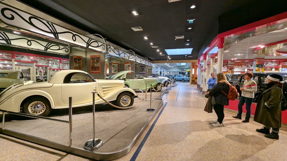 Magie du marché de Noël de Montbéliard ✨ : pépites et bons plans🎄🎅🏻 anciennes voitures peugeot du musee de l aventure peugeot