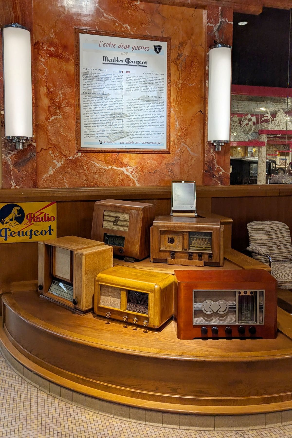 Magie du marché de Noël de Montbéliard ✨ : pépites et bons plans🎄🎅🏻 anciennes radios meubles fabriquees par peugeot