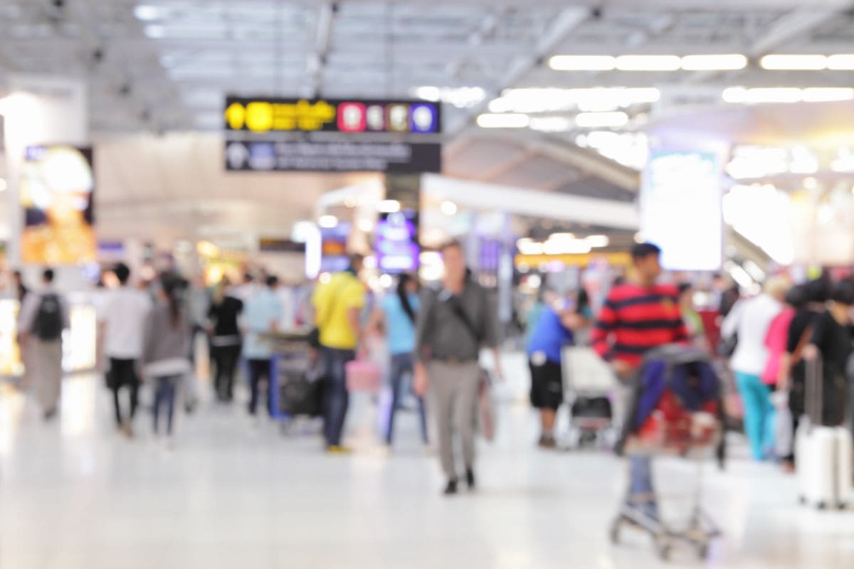 eSIM : quel intérêt en voyage ? arrivee a l aeroport dans un pays inconnu