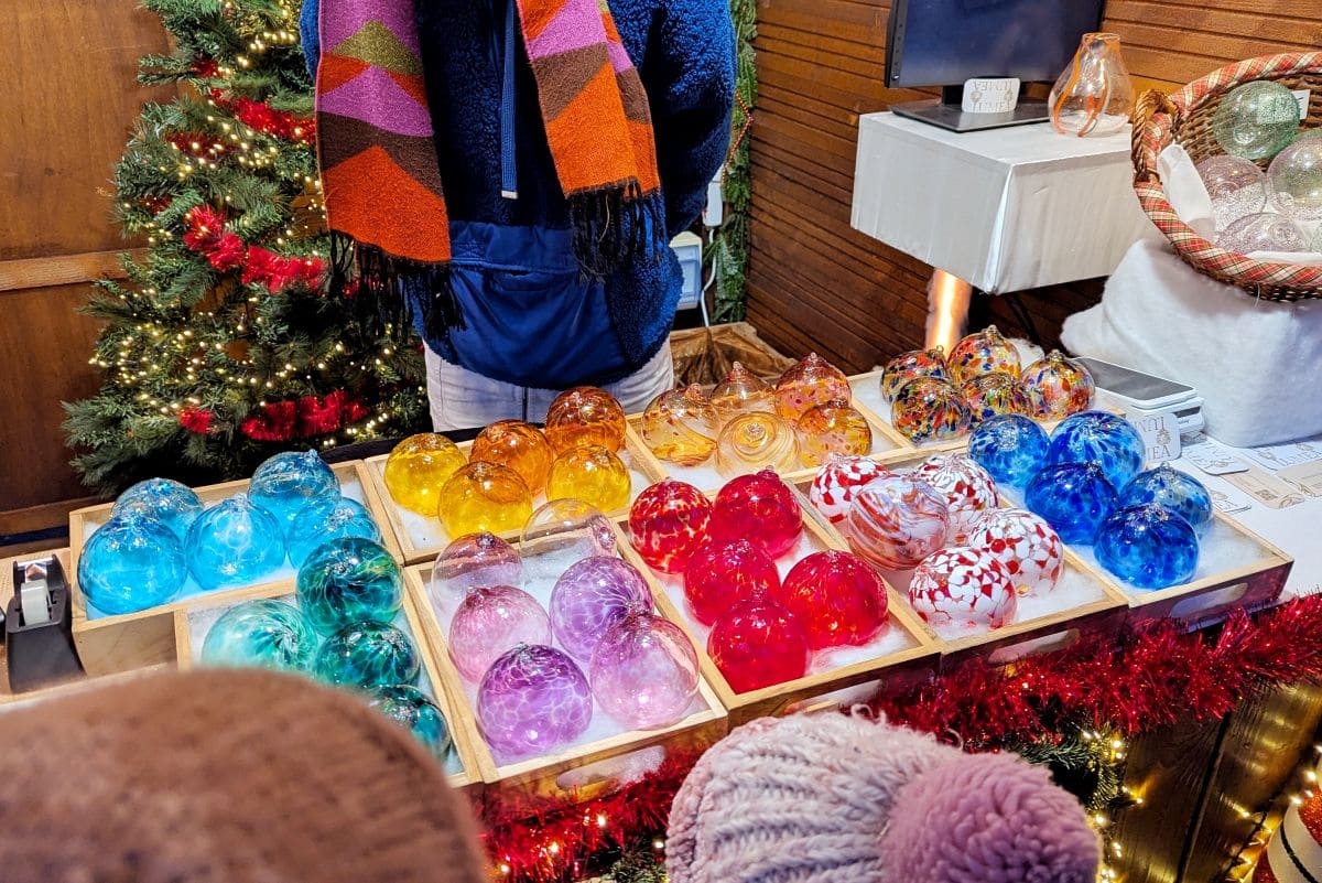 Magie du marché de Noël de Montbéliard ✨ : pépites et bons plans🎄🎅🏻 boule de noel artisanale made in france lumieres de noel montbeliard