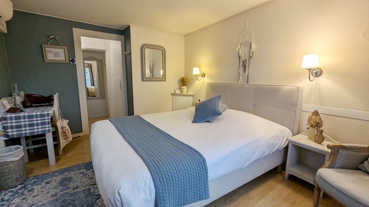 Magie du marché de Noël de Montbéliard ✨ : pépites et bons plans🎄🎅🏻 hotel la balance montbeliard chambre classique