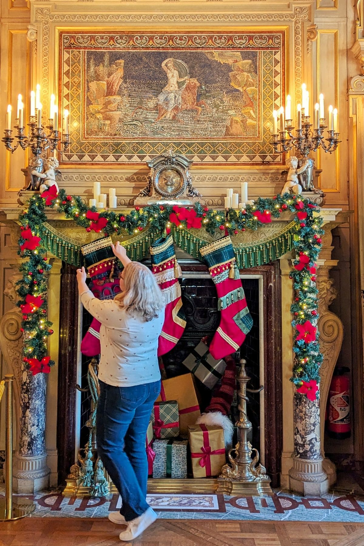 Noël au château de Chantilly cheminee du chateau de chantilly decoree pour noel