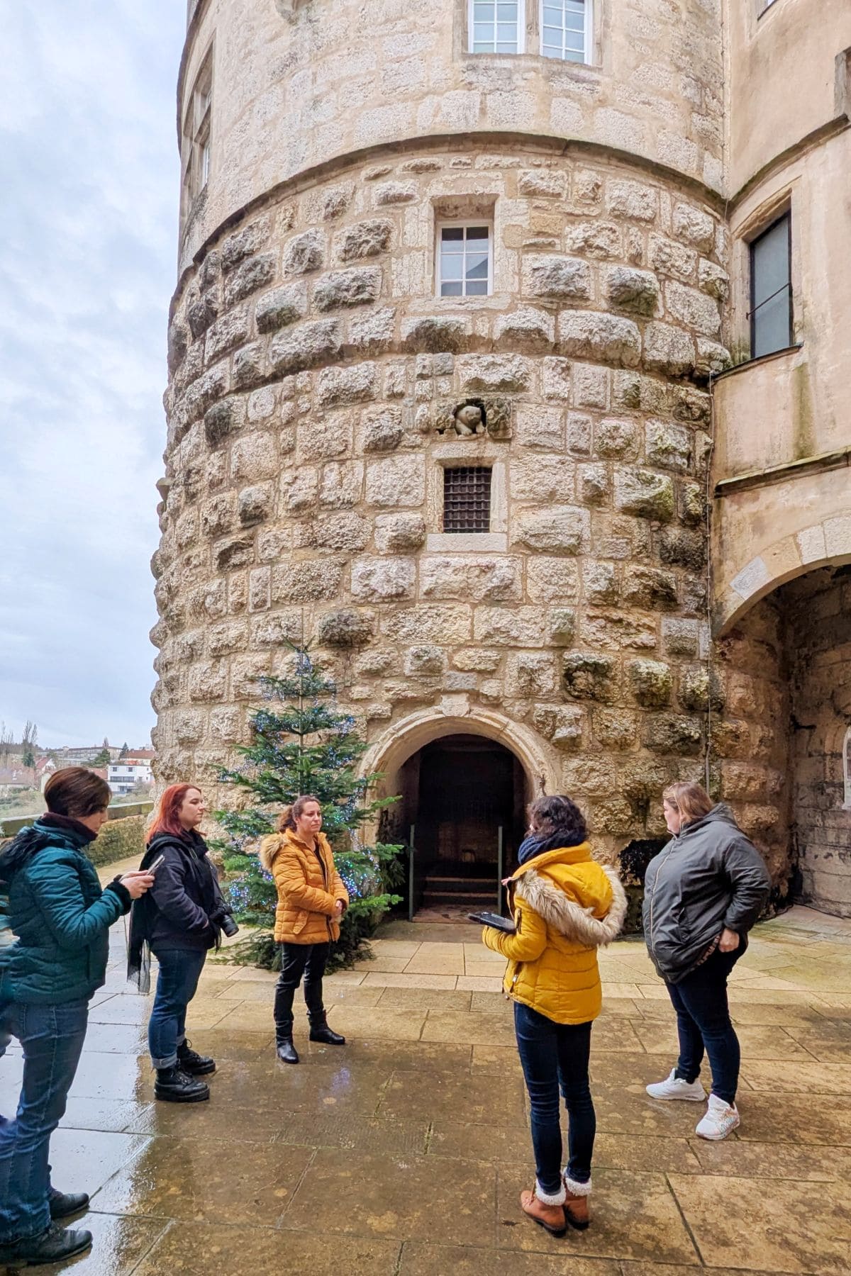 Magie du marché de Noël de Montbéliard ✨ : pépites et bons plans🎄🎅🏻 cour des ours chateau montbeliard wurtemberg