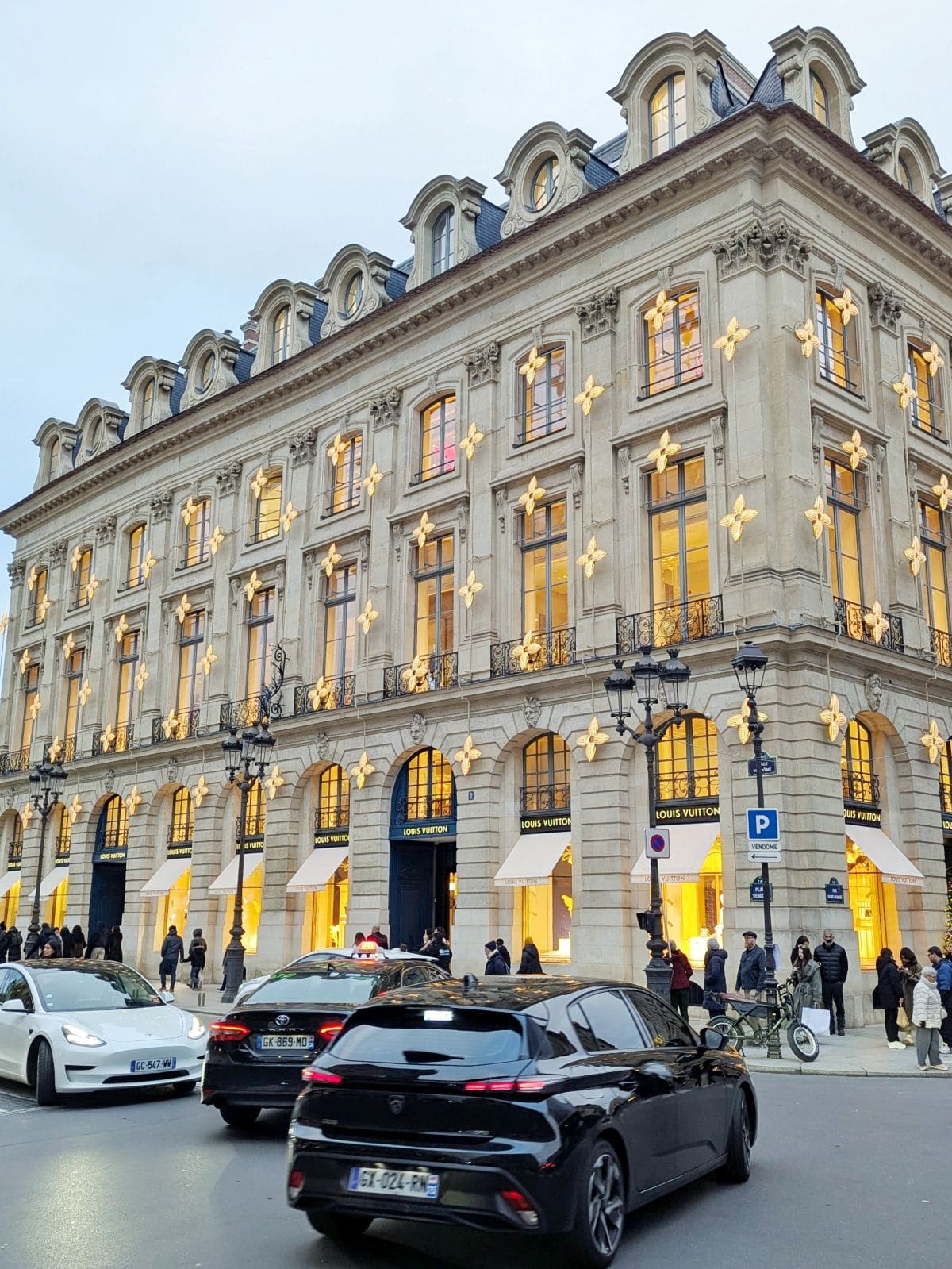 Illuminations de Noël à Paris 2025 ! decorations de noel louis vuitton 2025