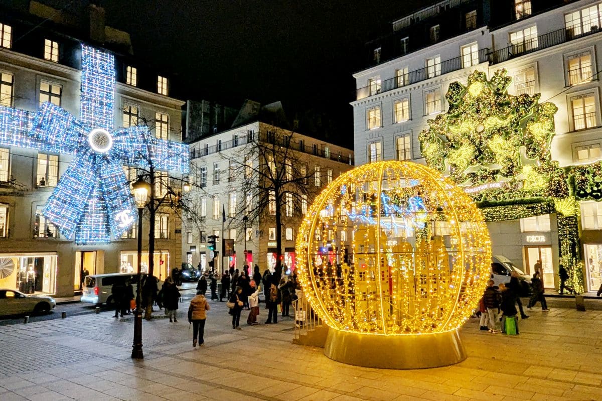Illuminations de Noël à Paris 2025 ! place maurice barres decoree pour noel en 2025