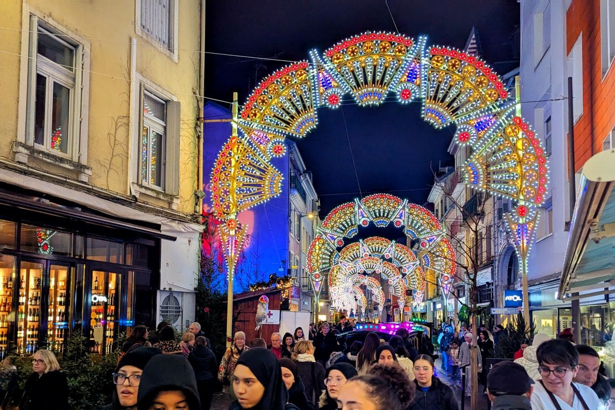 Magie du marché de Noël de Montbéliard ✨ : pépites et bons plans🎄🎅🏻 LED illuminant les rues de montbeliard a noel