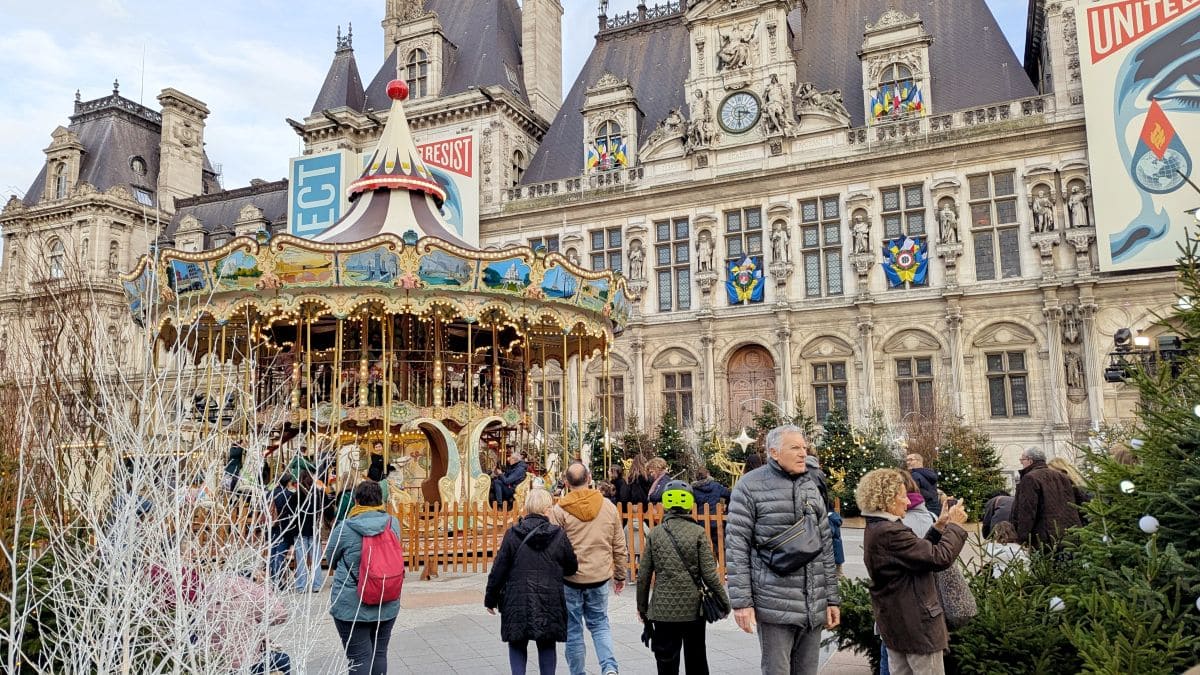 Illuminations de Noël à Paris 2025 ! manege du marche de noel de l hotel de ville a paris en 2025