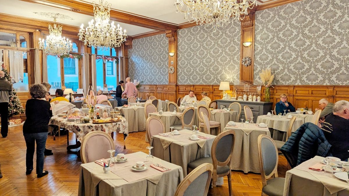 Magie du marché de Noël de Montbéliard ✨ : pépites et bons plans🎄🎅🏻 hotel la balance montbeliard salle petit dejeuner