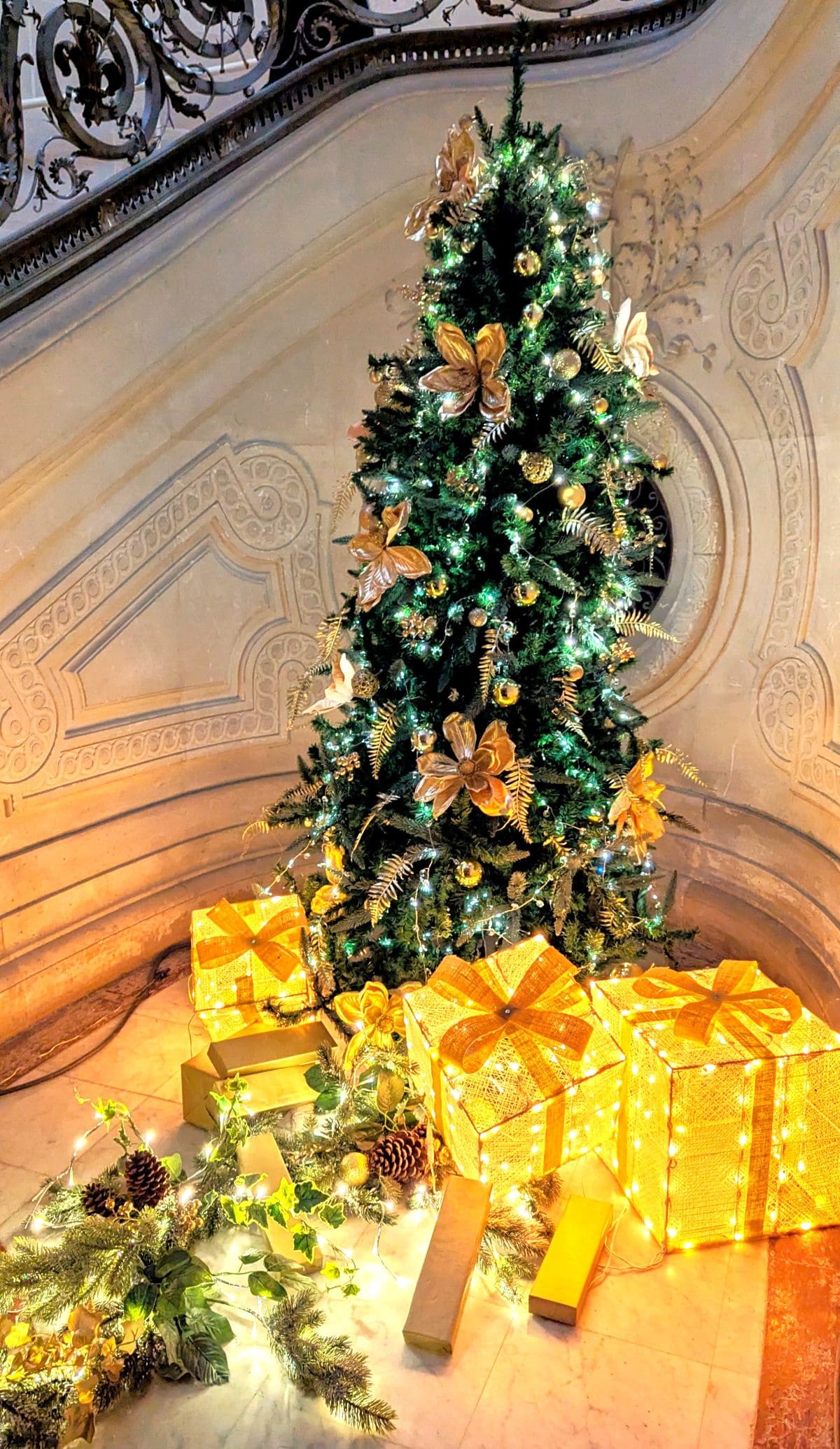 Noël au château de Chantilly sapin de noel lumineux au chateau de chantilly