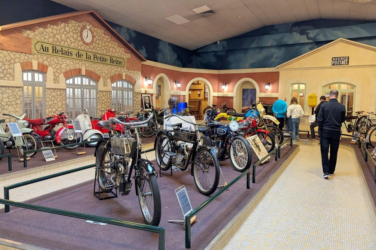 Magie du marché de Noël de Montbéliard ✨ : pépites et bons plans🎄🎅🏻 anciens velos peugeot