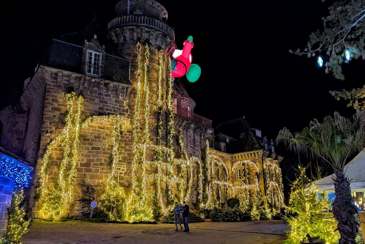 Prolongez la magie de Noël avec la féérie des lanternes de Castel Novel 🏮🤩 chateau de castel novel pendant feerie des lanternes