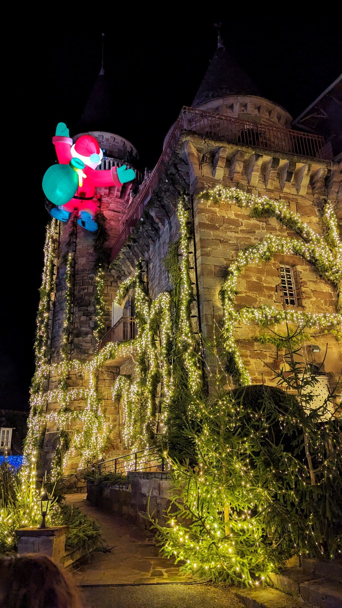 Prolongez la magie de Noël avec la féérie des lanternes de Castel Novel 🏮🤩 chateau de castel novel en decembre