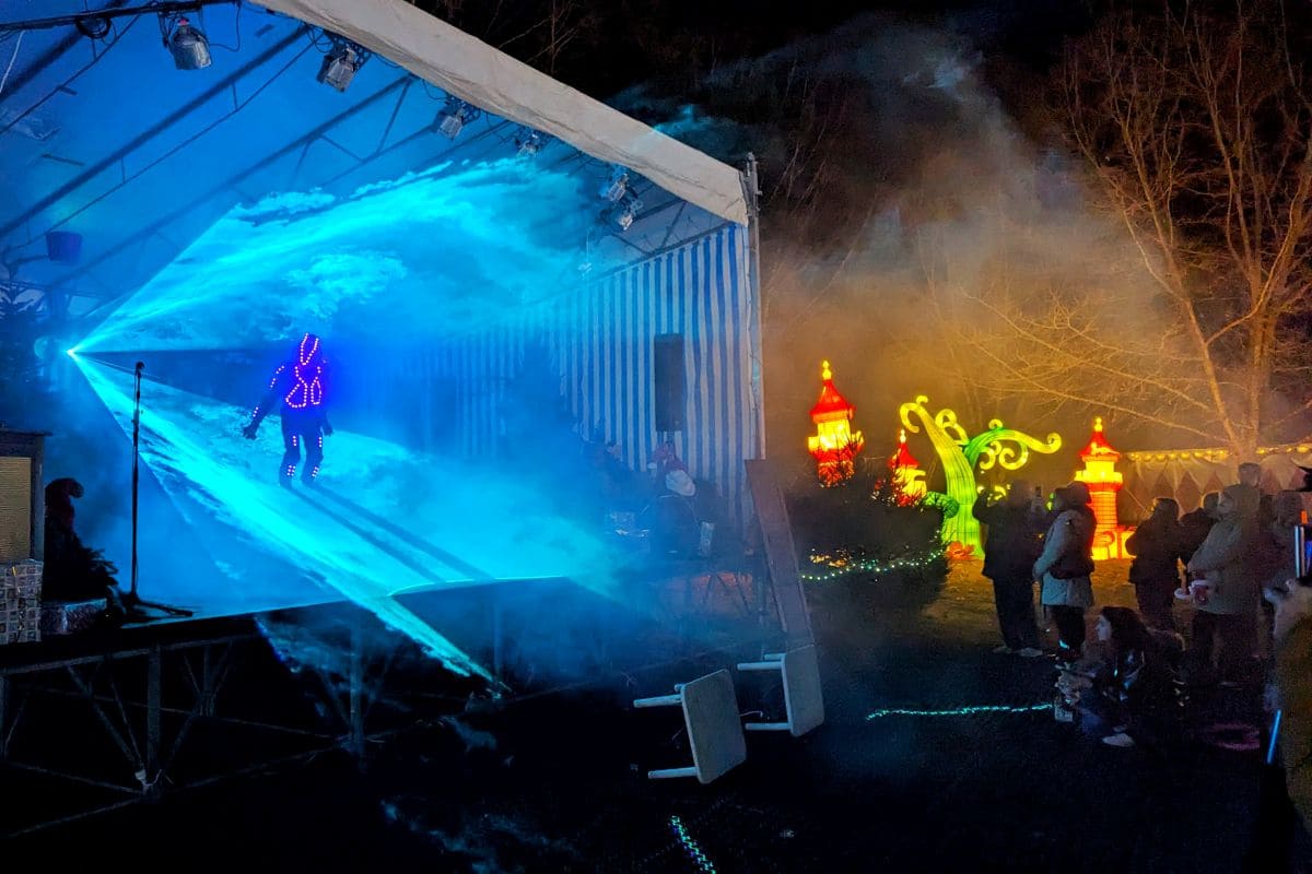 Prolongez la magie de Noël avec la féérie des lanternes de Castel Novel 🏮🤩 marche de noel et spectacles feerie des lumieres castle novel