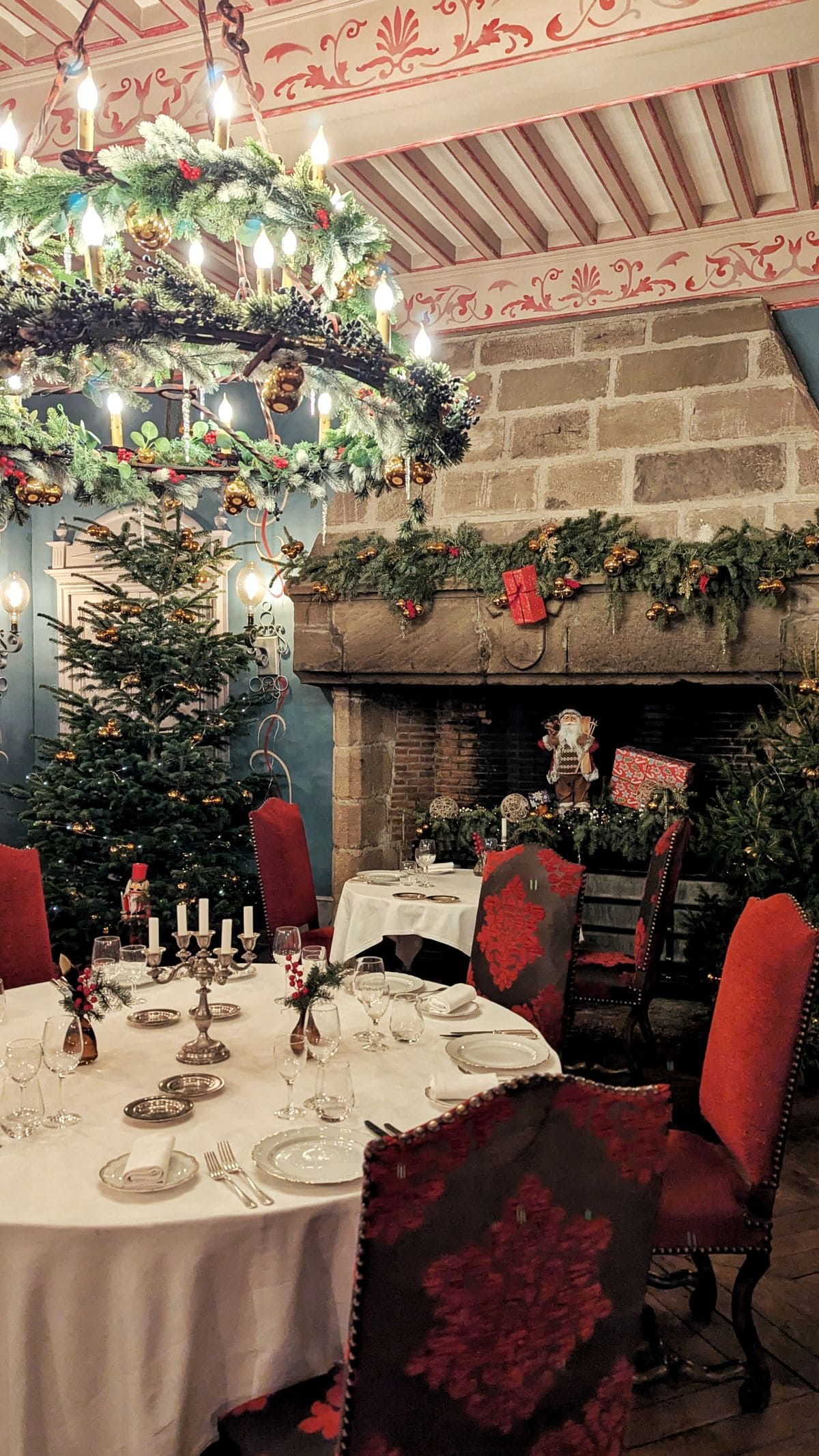 Prolongez la magie de Noël avec la féérie des lanternes de Castel Novel 🏮🤩 salle a manger castel novel