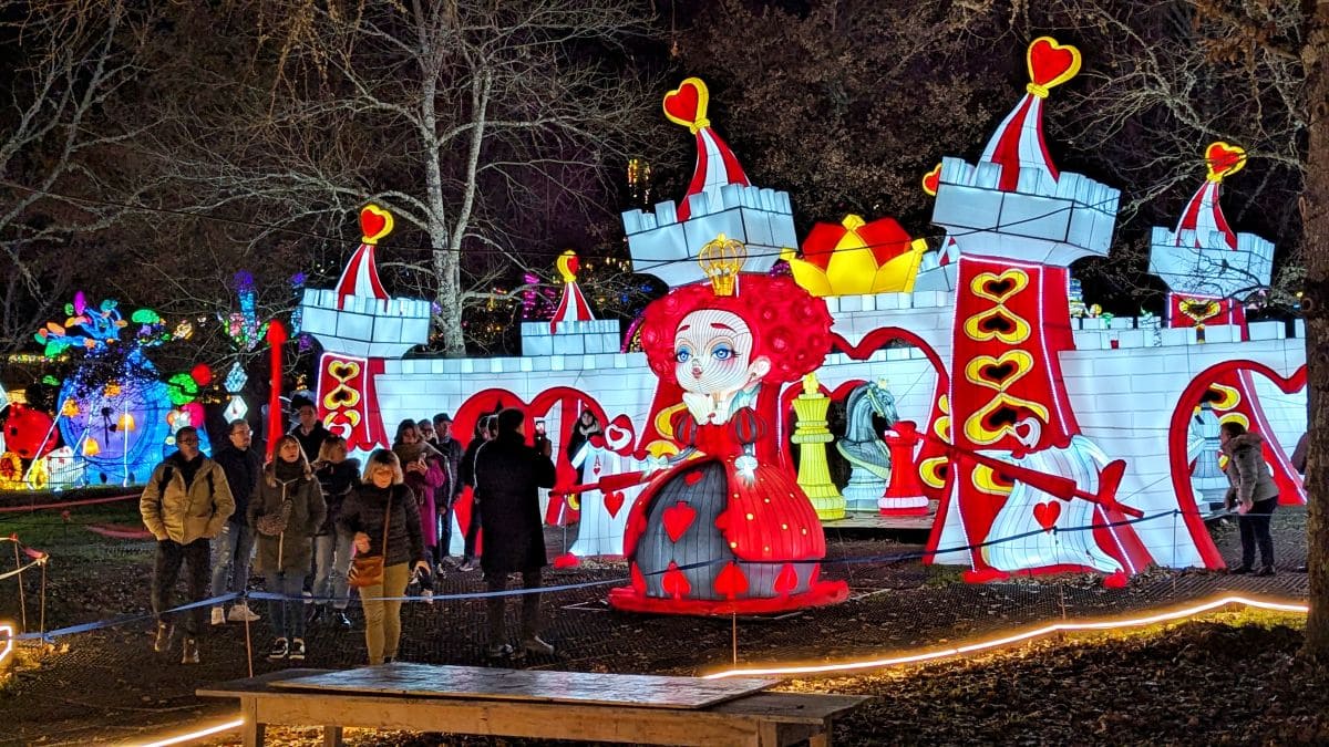 Prolongez la magie de Noël avec la féérie des lanternes de Castel Novel 🏮🤩 lanternes geantes de castel novel