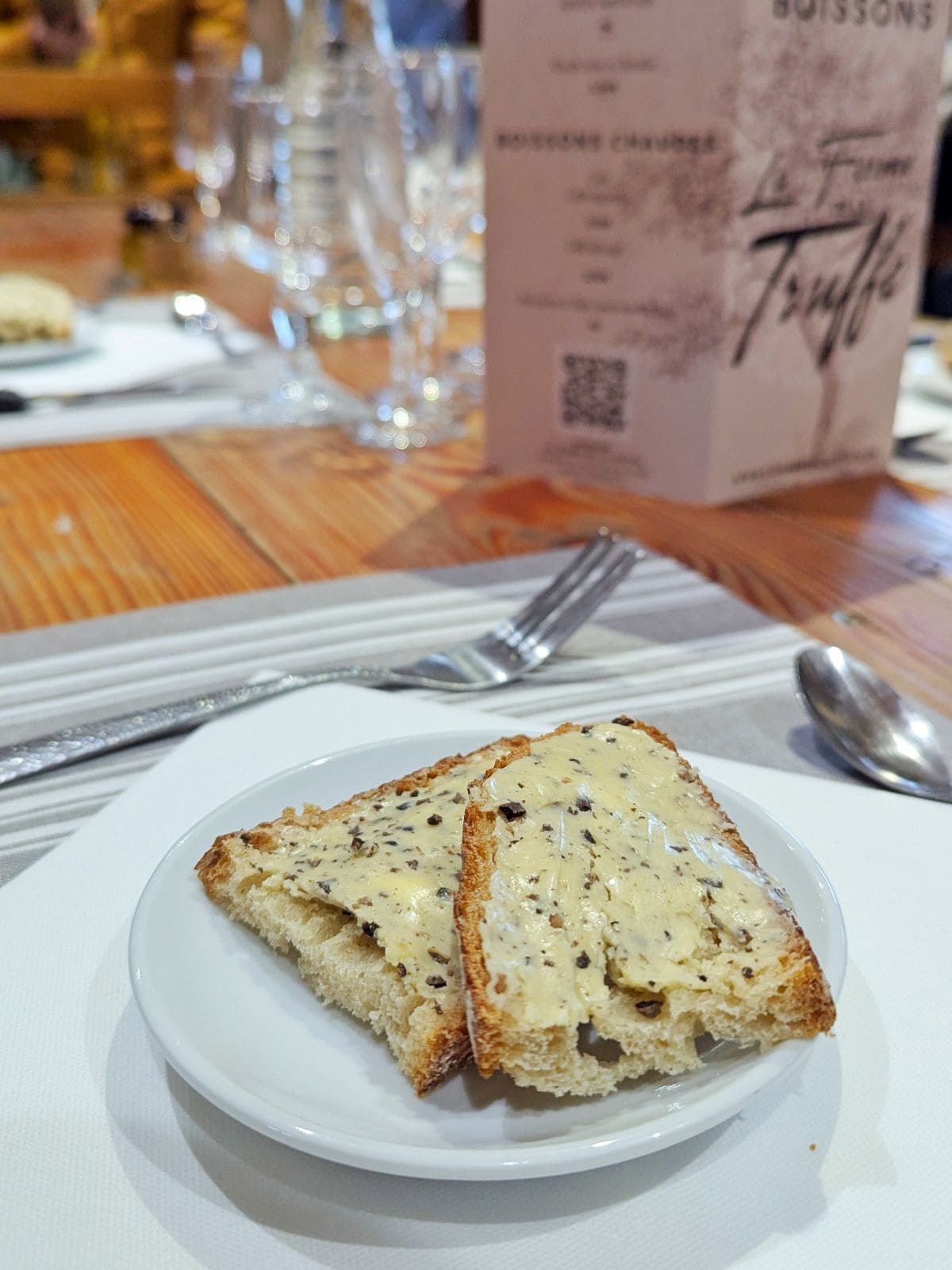 5 très bonnes tables "gaillardes" 🍽️ ! tartine de beurre truffe ferme de la truffe cuzance