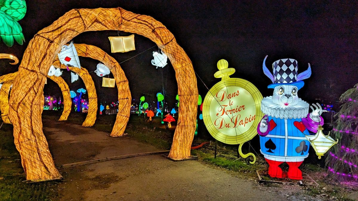 Prolongez la magie de Noël avec la féérie des lanternes de Castel Novel 🏮🤩 tunnel de lanternes alice au pays des merveilles a castel novel